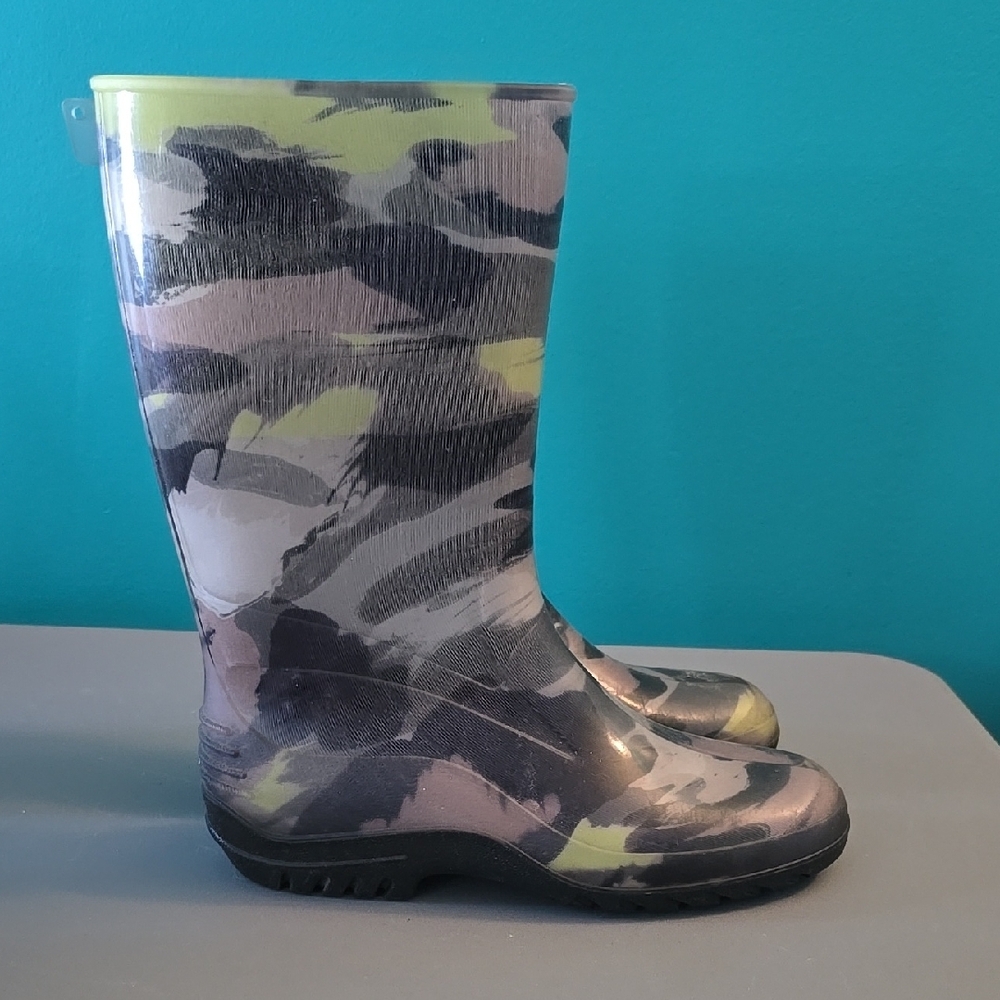 Green and Gray Waterproof Winter Boots